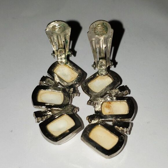 A Vintage Pair of Kramer Earrings Ear Climber Clip Back Milk Glass Wedding - Picture 8 of 9